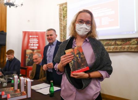 Dominika Kasprowicz z książką Uładzimira Niaklajeva